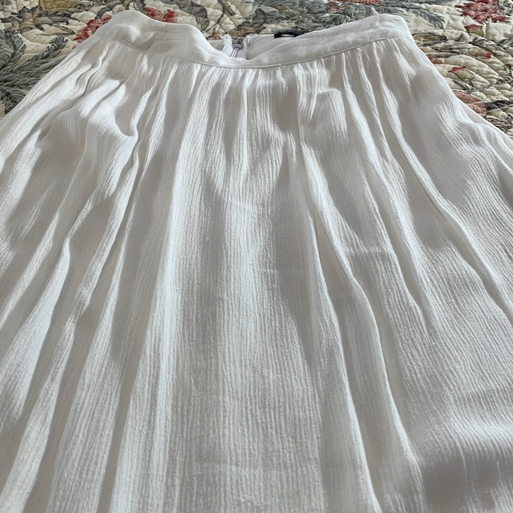 FOREVER 21 white midi skirt. Size XS. Crinkled material. Lined. Good condition. - Picture 9 of 9
